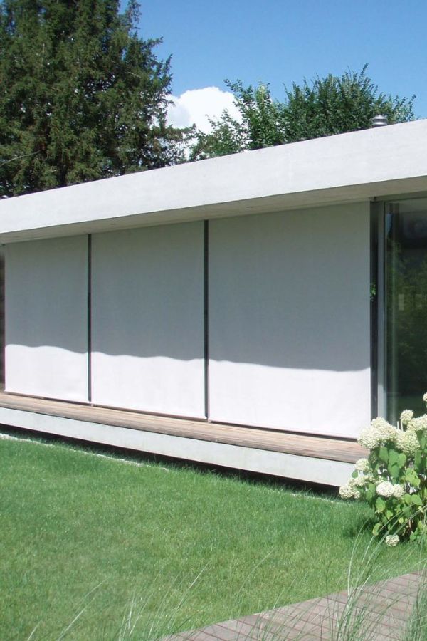 O toldo vertical com cabos de aço nas laterais é uma solução moderna e resistente para proteção solar e contra intempéries. Seu sistema de fixação com cabos de aço garante maior estabilidade, mesmo em áreas com vento forte, mantendo a estrutura alinhada e segura. Ideal para varandas, sacadas e espaços externos, ele oferece conforto térmico, controle de luminosidade e privacidade sem comprometer a ventilação. Com opções de acionamento manual ou motorizado, alia funcionalidade e design sofisticado para qualquer ambiente.
