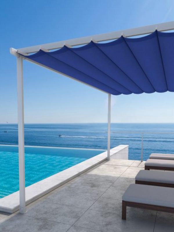 As pérgolas retráteis são soluções modernas e versáteis para espaços externos, proporcionando sombra e proteção contra o sol e a chuva. Com um sistema retrátil, elas permitem ajustar a cobertura conforme a necessidade, oferecendo flexibilidade para aproveitar o ambiente em diferentes condições climáticas. Fabricadas com materiais resistentes, como alumínio e tecidos impermeáveis, as pérgolas retráteis agregam sofisticação e funcionalidade a varandas, terraços e jardins. Seu design elegante e prático transforma qualquer espaço externo, proporcionando conforto e estilo o ano todo.