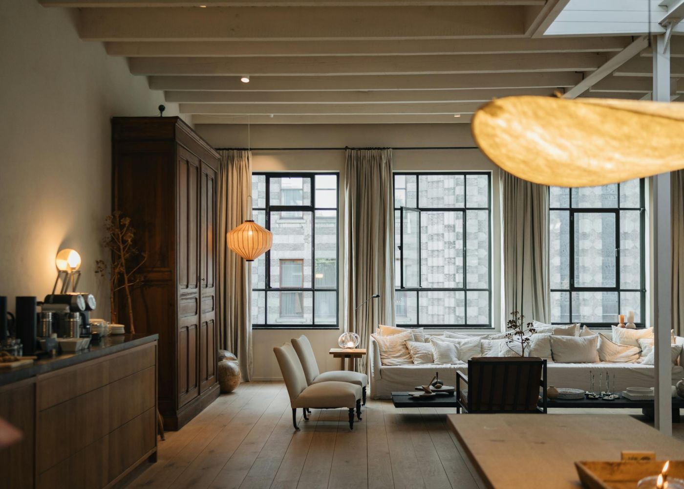 Cortina wave sob medida com ondas suaves e caimento uniforme, instalada em trilho no teto, em tecido leve e elegante, compondo sala moderna com iluminação natural.