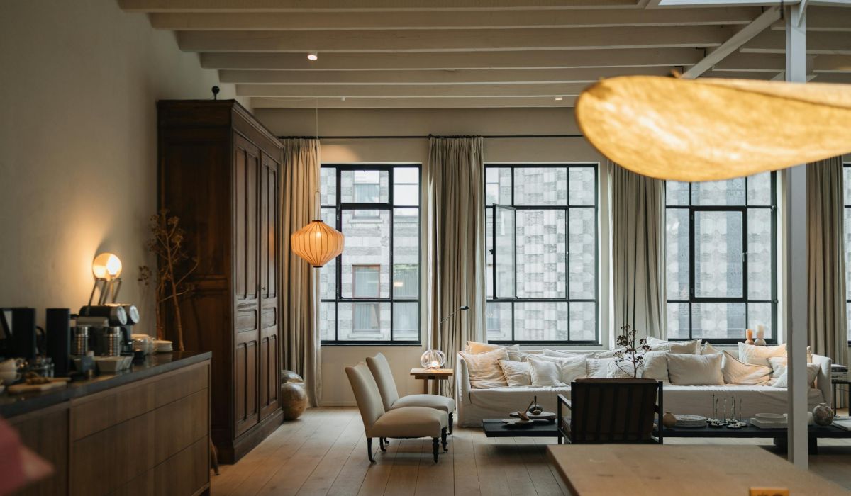 Cortina wave sob medida com ondas suaves e caimento uniforme, instalada em trilho no teto, em tecido leve e elegante, compondo sala moderna com iluminação natural.