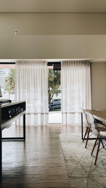 As barras de cortina fazem mais do que sustentar o tecido — elas finalizam a decoração.
O modelo certo valoriza a cortina, harmoniza com o ambiente e traz funcionalidade no dia a dia.
Disponíveis em diferentes materiais, cores e acabamentos, as barras permitem criar desde composições discretas até pontos de destaque no espaço. Um detalhe simples que faz diferença no resultado final.
Escolha com atenção e transforme o ambiente com elegância e praticidade.
#cortinas #aluanadecoracoes #designdeinteriores #arquiteturadeinteriores #cortinasmodernas