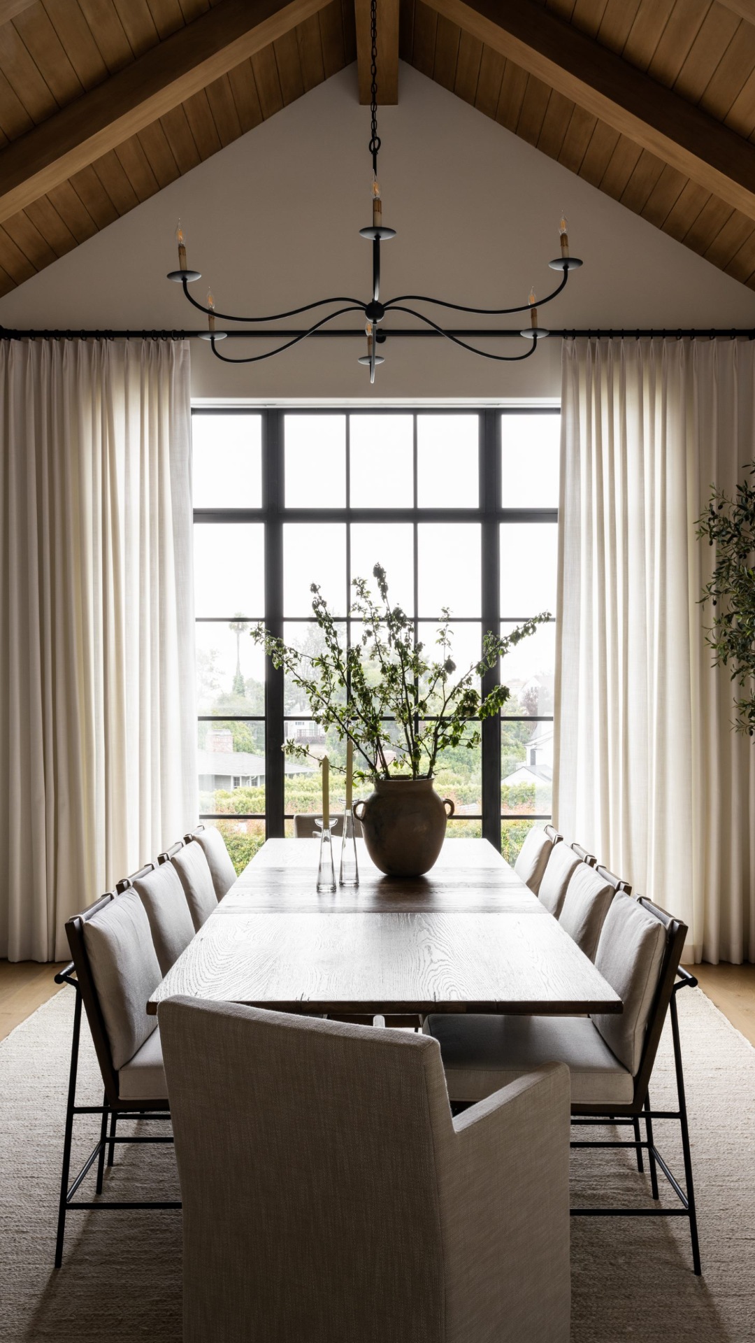 Nesse lindo projeto no condomínio #SwissPark Lazern, escolhemos #cortinasmotorizadas em gaze de linho off-white para o living integrado com a cozinha e também para os três quartos, trazendo leveza, conforto e muito charme aos ambientes.
Já na cozinha, a escolha foi a #persianarolo com #telasolar, perfeita para controlar a luz natural e deixar o espaço ainda mais confortável no dia a dia.
Todas as #cortinas e #persianas estão integradas com a Alexa, facilitando a rotina e deixando a casa ainda mais prática e moderna.
Quer um projeto assim para a sua casa? Fale com a gente 💬
Link na bio.