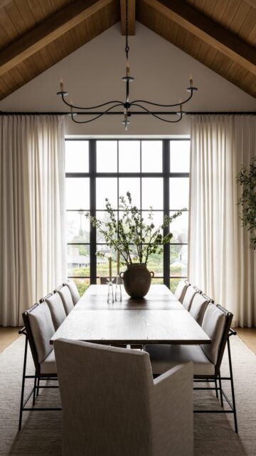 Nesse lindo projeto no condomínio #SwissPark Lazern, escolhemos #cortinasmotorizadas em gaze de linho off-white para o living integrado com a cozinha e também para os três quartos, trazendo leveza, conforto e muito charme aos ambientes.
Já na cozinha, a escolha foi a #persianarolo com #telasolar, perfeita para controlar a luz natural e deixar o espaço ainda mais confortável no dia a dia.
Todas as #cortinas e #persianas estão integradas com a Alexa, facilitando a rotina e deixando a casa ainda mais prática e moderna.
Quer um projeto assim para a sua casa? Fale com a gente 💬
Link na bio.