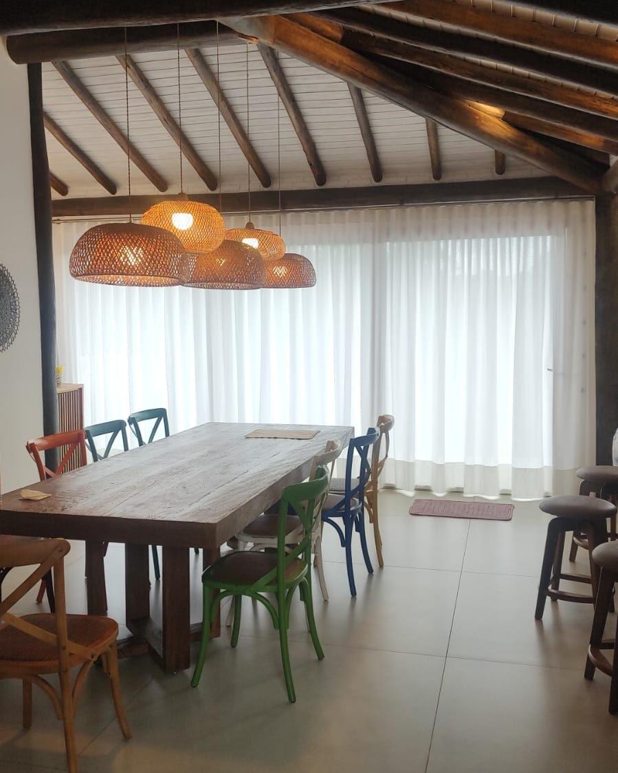 Dois ambientes. Duas soluções. O mesmo objetivo: conforto. ✨
Na primeira imagem, a cortina certa transforma o ambiente interno: controla a luz, deixa o espaço mais aconchegante e valoriza a decoração sem perder a leveza.
Na segunda imagem, o toldo protege a área externa do sol e do calor, permitindo usar o espaço com muito mais conforto, mesmo nos horários mais quentes do dia.
Cada ambiente pede uma solução específica. Quando cortina e toldo são bem escolhidos, o resultado é mais bem-estar, proteção e funcionalidade no dia a dia.
Quer saber qual solução funciona melhor para a sua casa?
👆 Fale com a gente no WhatsApp e receba uma orientação personalizada. Link na bio.
#cortinas #toldos #decoracaodeinteriores #confortotermico #protecaosolar #casamaisconfortavel #areagourmet