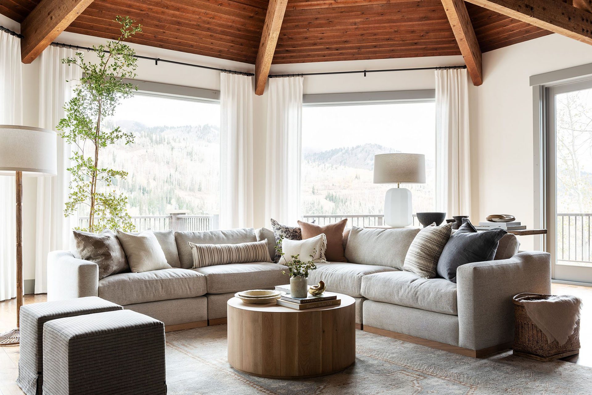 sala com janelas grande cortina de linho no fundo sofá decoração clássica