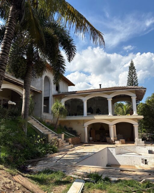 Simplesmente pode parecer algo estranho, mas a melhor hora de pensar em cortinas e persianas para a sua casa, é na fase de obras, quando possível.
Nesta fase conseguimos prever e identificar pontos de atenção, melhorias, modificações para sistemas motorizados etc...
Assim, conforme a obra vai sendo finalizada tudo vai se encaixando e quando chega o dia que o cliente irá mudar para sua nova casa, está tudo pronto, sem modificações de última hora, é apenas relaxar e curtir...
Se você precisa de ajuda especializada em cortinas, persianas e toldos para o seu espaço, fale com a gente, tenho certeza que temos uma solução para a sua necessidade.
Mais informações na bio 👆
#cortinas #persianas #cortinassobmedida #aluanadecoracoes #desingdeinteiores