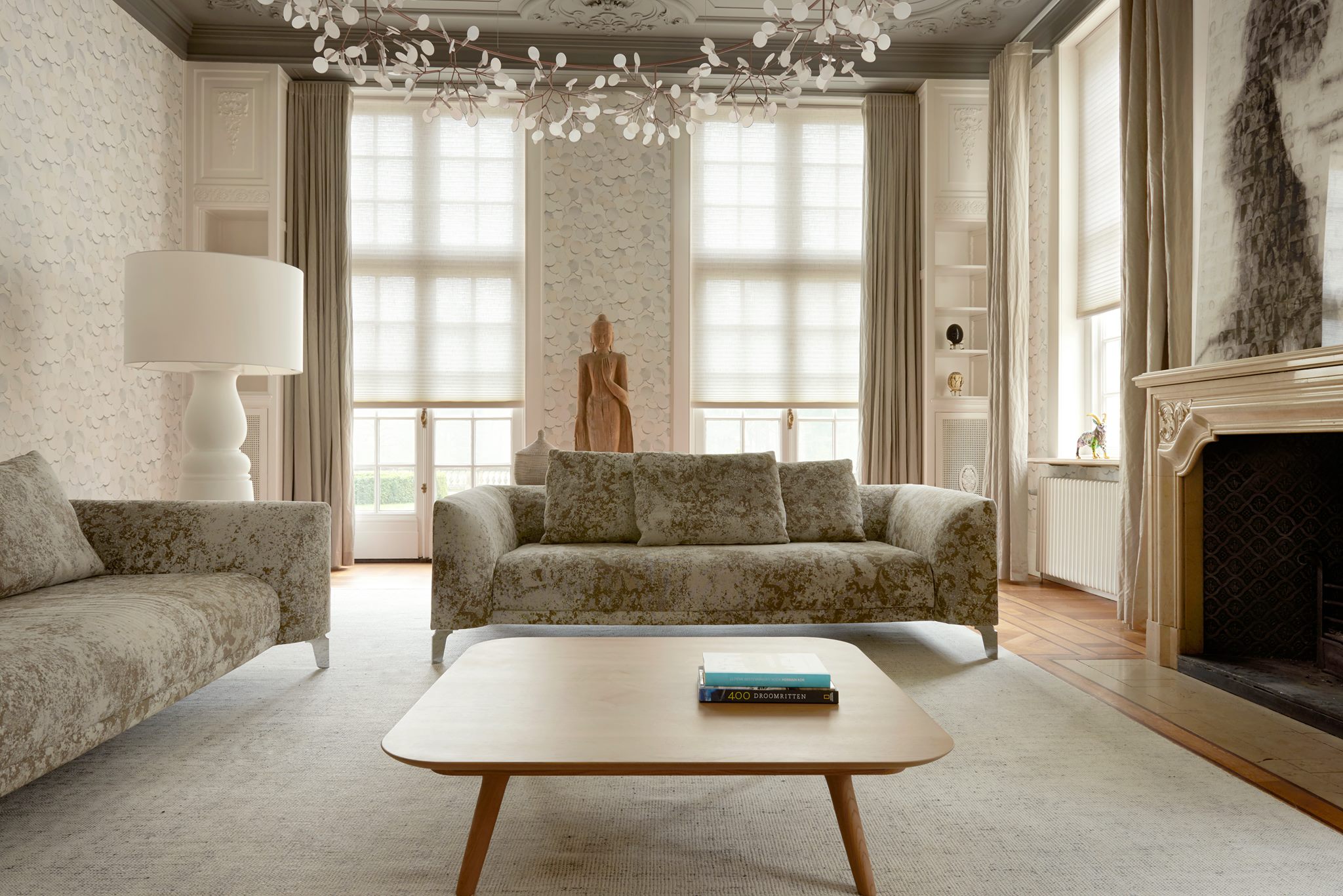 Cortina celular translúcida em sala moderna com iluminação natural