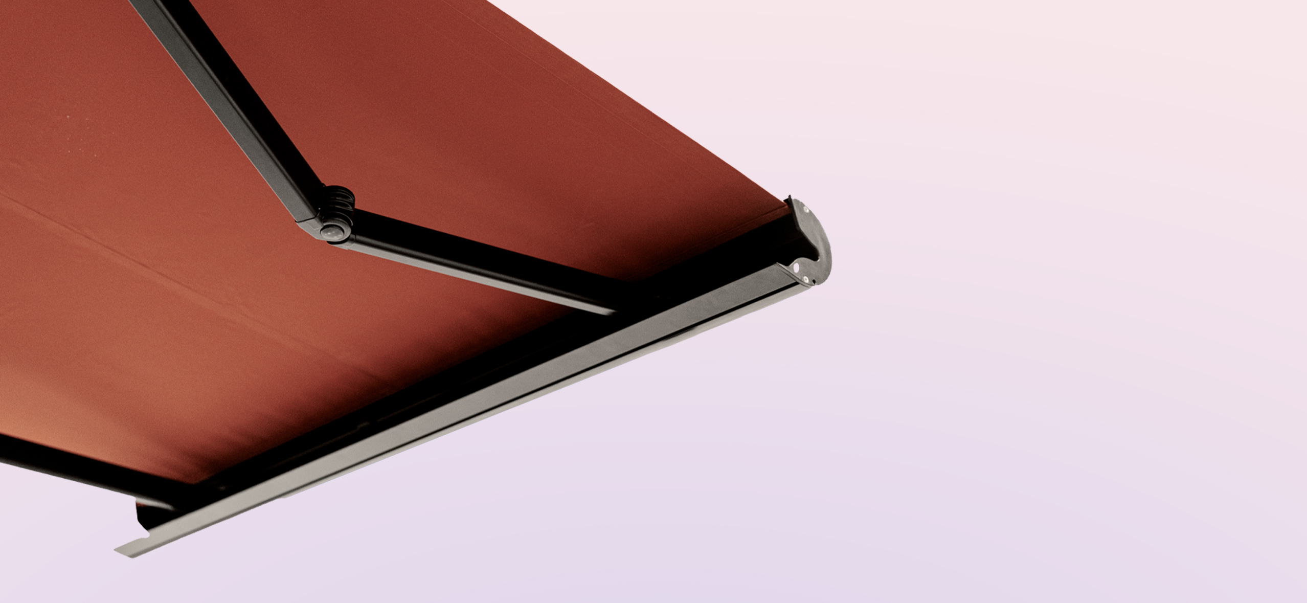 Toldo retrátil em tecido terracota da Aluana Decorações, com estrutura metálica moderna, ideal para áreas externas, proteção solar e conforto imediato.