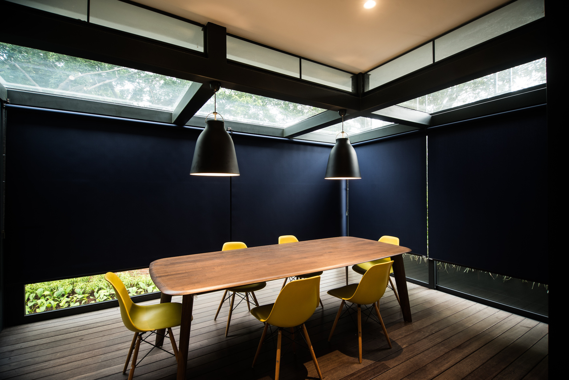 Cortina blackout fechada bloqueando a luz natural em um quarto durante o dia