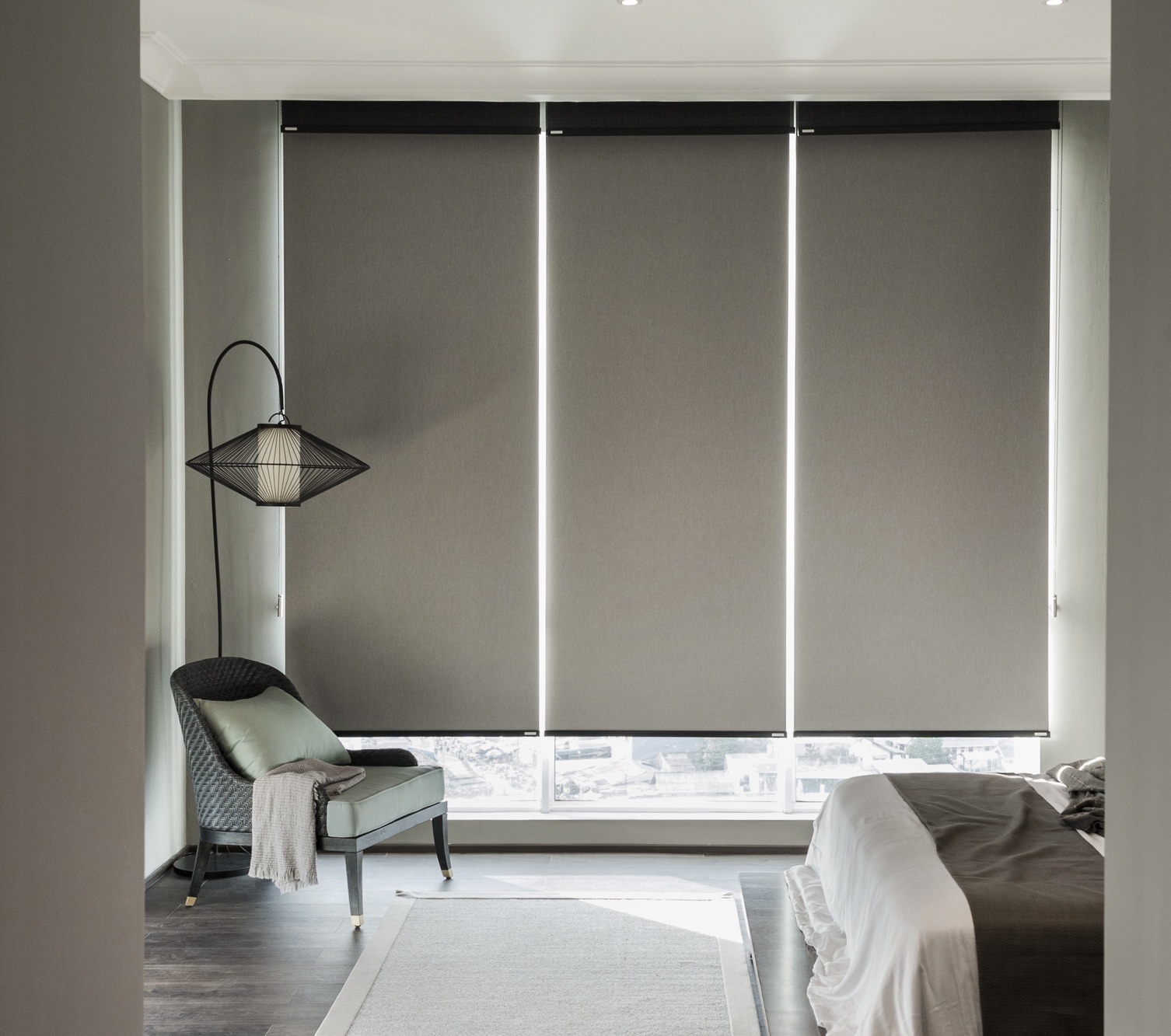 Cortina blackout fechada bloqueando a luz natural em um quarto durante o dia