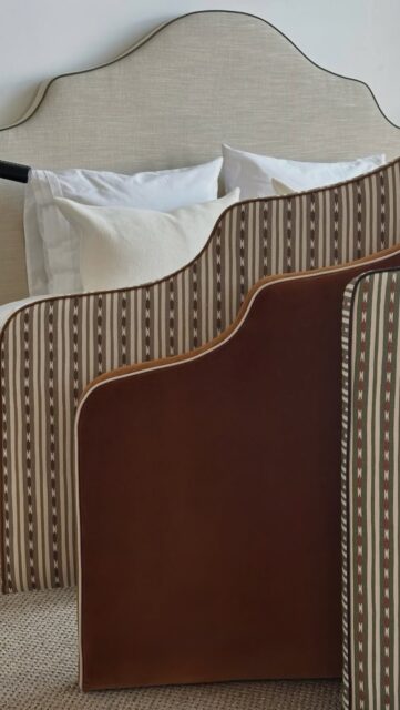 ✨ “Eu cansei de procurar a peça perfeita... então eu decidi criá-la.”
Vocês sabem aquela sensação de procurar a peça que falta no quebra-cabeça e simplesmente não encontrar?
Durante anos, aqui na Aluana Decorações, eu entrei em centenas de quartos. Vi projetos lindos, mas sempre sentia que faltava um “abraço” final na cama. Muitas vezes, eu via vocês frustrados porque a cabeceira dos sonhos não cabia na parede, ou porque o tecido da loja não combinava com o enxoval, ou porque o acabamento parecia “comum demais”.
Foi aí que eu tomamos uma decisão! Eu queria algo que tivesse o nosso padrão de exigência e o carinho que colocamos em cada atendimento.
Agora, não é mais sobre o que “tem no estoque”. É sobre o que você sempre sonhou:
- A medida exata: Aquela que ocupa a parede inteira ou que se encaixa naquele cantinho difícil, centímetro por centímetro.
- O toque perfeito: Uma curadoria de linhos, veludos e texturas que eu mesma selecionei para garantir conforto e durabilidade.
- A alma do seu quarto: Seja um estilo ripado moderno, um capitonê clássico ou algo minimalista, agora a gente cria do zero, juntos.
“Sabe, para nós, a cabeceira não é só um móvel. É a moldura dos seus sonhos, o apoio para a sua leitura antes de dormir e o cenário do seu descanso.”
#aluanadecor #cabeceiras #cabeceirasobmedida