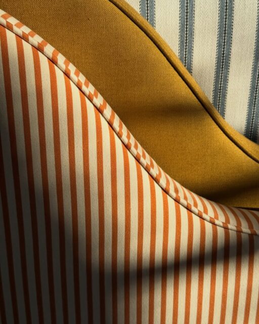 ✨ Apresentamos nossa nova linha de cabeceiras sob medida.
Porque o quarto dos seus sonhos merece cada detalhe pensado especialmente para você.
Nossas cabeceiras são criadas com materiais selecionados de alta qualidade, combinando sofisticação e durabilidade em cada costura, cada curva, cada acabamento.
Do tamanho ao revestimento — tudo é feito sob medida, do jeito que você imaginou.
🛏️ Transforme o seu quarto em um ambiente único.
📐 Medidas personalizadas para o seu espaço.
🪡 Materiais premium, resultado impecável.
👉 Fale conosco pelo direct ou pelo link da bio e descubra como criar a cabeceira perfeita para o seu lar.