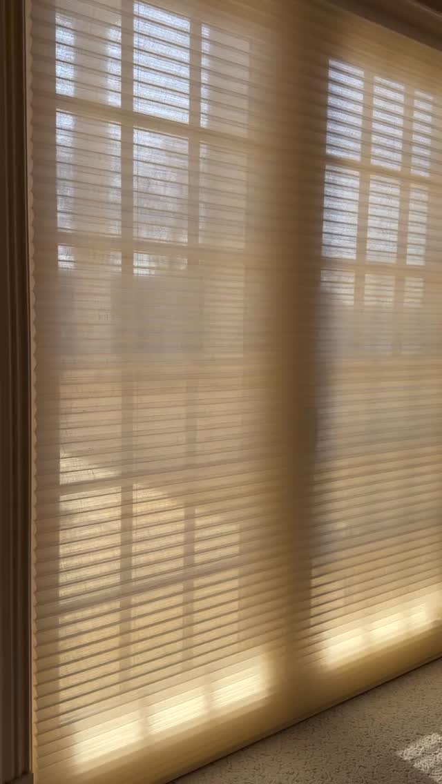 A luz natural ganha um novo significado com a nossa Persiana Celular. ✨
Mais do que apenas beleza, o tecido foi desenhado para filtrar a luz de forma suave, criando uma atmosfera acolhedora e sofisticada em qualquer ambiente. Repare na textura única e no design em colmeia que é sinônimo de elegância funcional.
Transforme a sua casa em um refúgio de tranquilidade. 🌿
#interiordesign #aluanadecoracoes #persianaceluar #cortinacelular #honeycomb