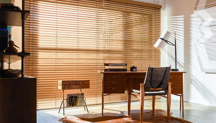 persiana horizontal de madeira columbia em escritorio