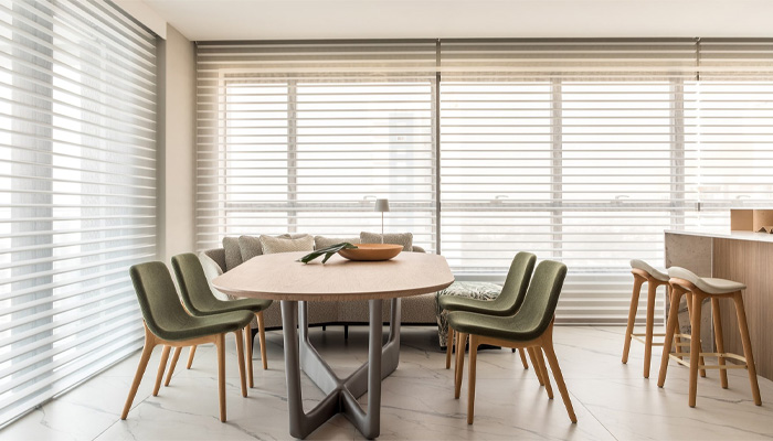 persiana nuance com laminas de 2 polegadas em sala de jantar moderna