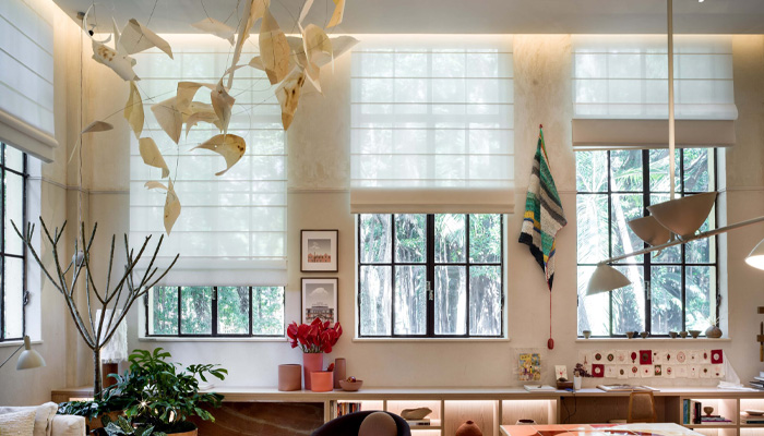 cortina romana em sala moderna em grande janelas