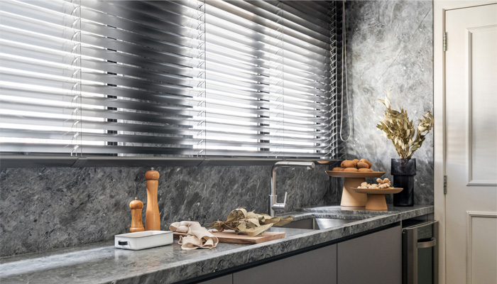 persiana horizontal de aluminio em cozinha moderna