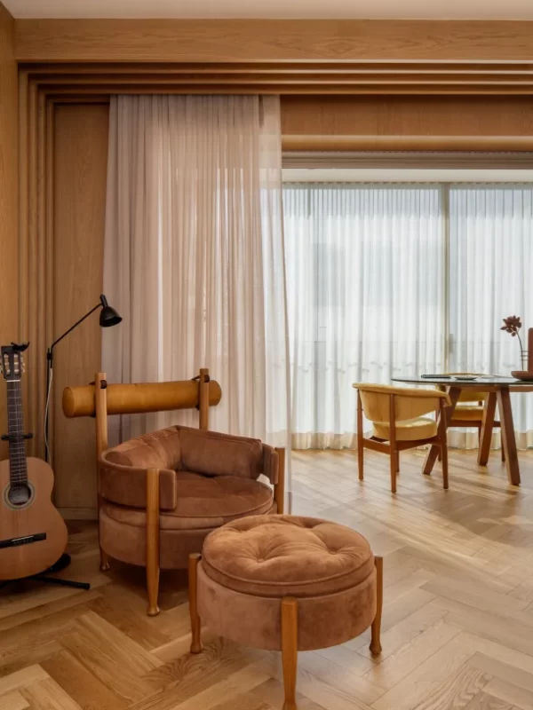 cortina de tecido em sala moderna, moveis de madeira