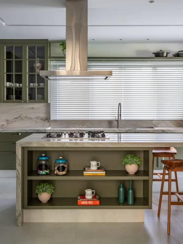 persiana horizontal de aluminio hunter douglas instalada em cozinha moderna