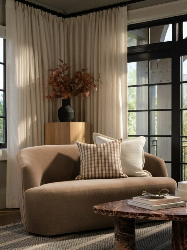 cortina americana sob medida em sala aconchegante