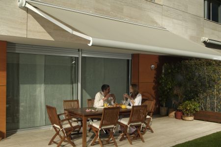 O toldo com braço articulado e acabamento caixa (box) é uma solução sofisticada e funcional para proteção solar em áreas externas. Seu sistema retrátil permite abrir e recolher o toldo com facilidade, enquanto o box protege o tecido e os mecanismos quando fechado, aumentando a durabilidade. Ideal para varandas, terraços e fachadas comerciais, oferece sombra sem necessidade de suportes frontais, preservando a estética do ambiente. Disponível em acionamento manual ou motorizado, combina design moderno, resistência e praticidade para qualquer espaço.