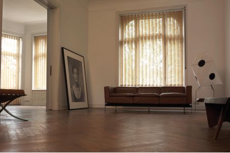 Persiana painel branca em sala moderna com grandes portas de vidro, estilo minimalista e elegante – Aluana Decorações