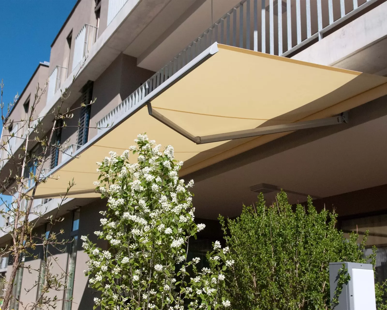 Toldo articulado da Aluana Decorações instalado em fachada residencial, oferecendo proteção solar, conforto térmico e acabamento premium para áreas externas.