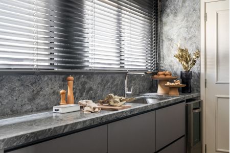 Persiana horizontal de madeira resistente à umidade em banheiro moderno com bancada de mármore e banheira.