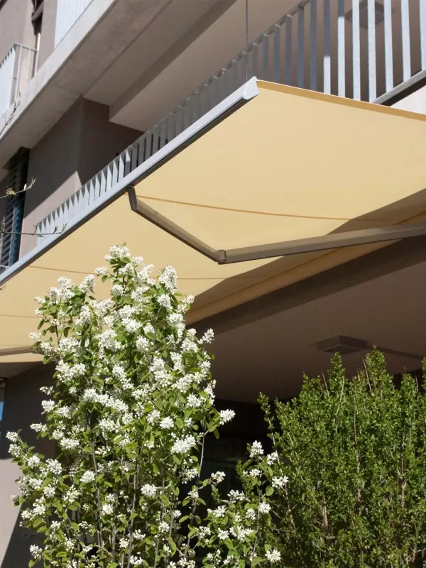 O toldo com braços articulados é uma excelente opção para proteção solar em varandas, sacadas e jardins. Seu sistema de braços metálicos permite que o toldo seja projetado para se estender ou recolher conforme a necessidade, proporcionando sombra de forma prática e eficiente. Com acionamento manual ou motorizado, oferece flexibilidade para ajustar a cobertura de acordo com a posição do sol. Além de funcional, o toldo com braços articulados agrega estilo ao ambiente, mantendo a ventilação e a luminosidade natural, ideal para espaços externos.