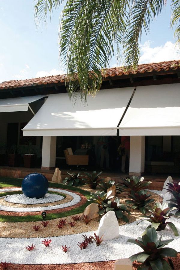 O toldo com braços pivotantes é uma solução versátil para proteção solar em janelas, varandas e fachadas. Seu sistema de braços móveis permite a inclinação do toldo em diferentes ângulos, proporcionando controle eficiente da luminosidade e ventilação. Além de reduzir o calor interno, ele agrega sofisticação ao ambiente, mantendo a estética da fachada. Com estrutura resistente e opção de acionamento manual ou motorizado, o toldo com braços pivotantes é ideal para quem busca funcionalidade, conforto e um design elegante.