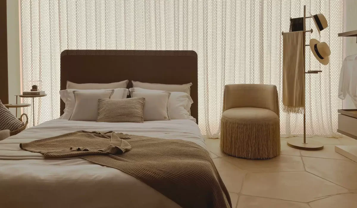 Cortina wave sob medida com ondas suaves e caimento uniforme, instalada em trilho no teto, em tecido leve e elegante, compondo sala moderna com iluminação natural.