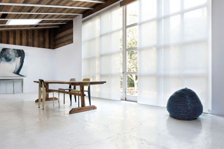 Persiana painel branca em sala moderna com grandes portas de vidro, estilo minimalista e elegante – Aluana Decorações