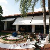 O toldo com braços pivotantes é uma solução versátil para proteção solar em janelas, varandas e fachadas. Seu sistema de braços móveis permite a inclinação do toldo em diferentes ângulos, proporcionando controle eficiente da luminosidade e ventilação. Além de reduzir o calor interno, ele agrega sofisticação ao ambiente, mantendo a estética da fachada. Com estrutura resistente e opção de acionamento manual ou motorizado, o toldo com braços pivotantes é ideal para quem busca funcionalidade, conforto e um design elegante.