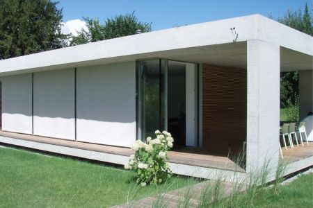 O toldo vertical é uma solução prática e sofisticada para proteção contra sol, vento e chuva, ideal para varandas, sacadas e áreas externas. Fabricado com materiais resistentes, como lona ou tela solar, ele proporciona conforto térmico e privacidade, sem comprometer a ventilação e a luminosidade natural. Seu design moderno e funcional permite instalação em diferentes espaços, agregando elegância e valorização ao ambiente. Com acionamento manual ou motorizado, o toldo vertical é uma escolha versátil para quem busca mais proteção e estilo.