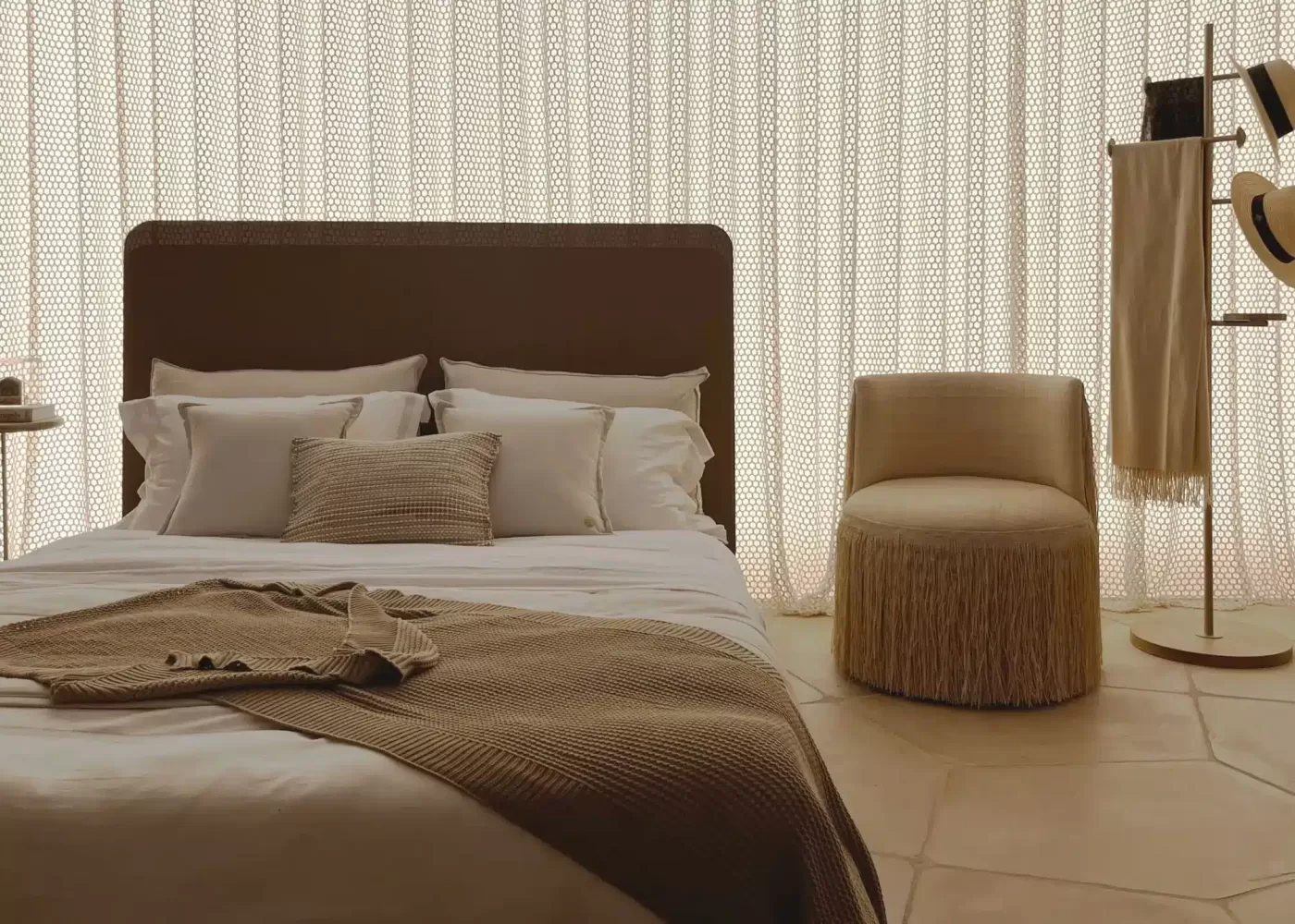 Cortina wave sob medida com ondas suaves e caimento uniforme, instalada em trilho no teto, em tecido leve e elegante, compondo sala moderna com iluminação natural.