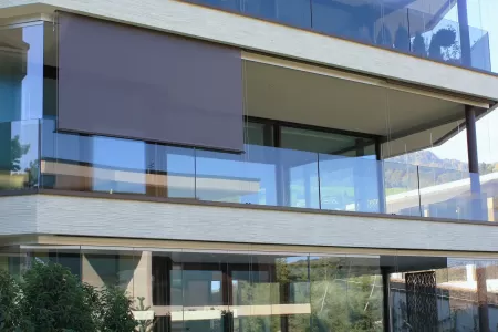 O toldo vertical com cabos de aço nas laterais é uma solução moderna e resistente para proteção solar e contra intempéries. Seu sistema de fixação com cabos de aço garante maior estabilidade, mesmo em áreas com vento forte, mantendo a estrutura alinhada e segura. Ideal para varandas, sacadas e espaços externos, ele oferece conforto térmico, controle de luminosidade e privacidade sem comprometer a ventilação. Com opções de acionamento manual ou motorizado, alia funcionalidade e design sofisticado para qualquer ambiente.