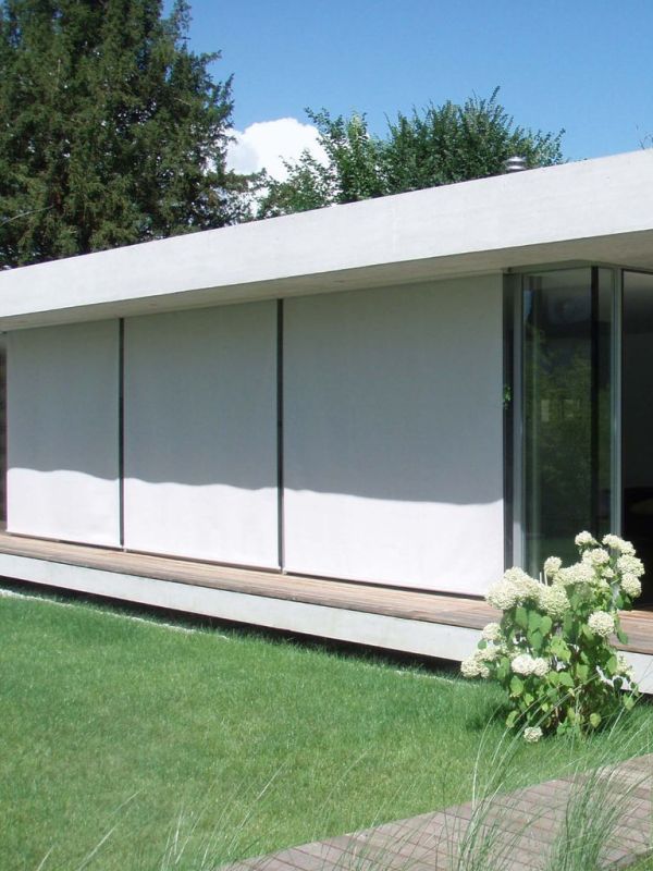 O toldo vertical é uma solução prática e sofisticada para proteção contra sol, vento e chuva, ideal para varandas, sacadas e áreas externas. Fabricado com materiais resistentes, como lona ou tela solar, ele proporciona conforto térmico e privacidade, sem comprometer a ventilação e a luminosidade natural. Seu design moderno e funcional permite instalação em diferentes espaços, agregando elegância e valorização ao ambiente. Com acionamento manual ou motorizado, o toldo vertical é uma escolha versátil para quem busca mais proteção e estilo.