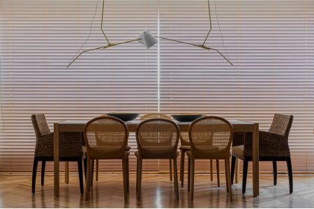 Persiana horizontal de madeira 63mm em home office com mesa retrô e luz natural filtrada.