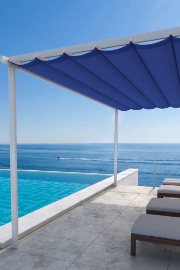 As pérgolas retráteis são soluções modernas e versáteis para espaços externos, proporcionando sombra e proteção contra o sol e a chuva. Com um sistema retrátil, elas permitem ajustar a cobertura conforme a necessidade, oferecendo flexibilidade para aproveitar o ambiente em diferentes condições climáticas. Fabricadas com materiais resistentes, como alumínio e tecidos impermeáveis, as pérgolas retráteis agregam sofisticação e funcionalidade a varandas, terraços e jardins. Seu design elegante e prático transforma qualquer espaço externo, proporcionando conforto e estilo o ano todo.