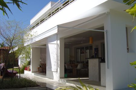 O toldo com braços pivotantes é uma opção prática e eficiente para controle da luz solar em janelas, varandas e fachadas. Seu mecanismo permite ajustar a inclinação, garantindo proteção térmica sem comprometer a ventilação. Além de reduzir o calor interno, ele valoriza a estética do ambiente com um design elegante. Fabricado com materiais resistentes, oferece durabilidade e pode ser acionado manualmente ou por motorização. Ideal para quem busca conforto, funcionalidade e um toque sofisticado na proteção contra o sol.