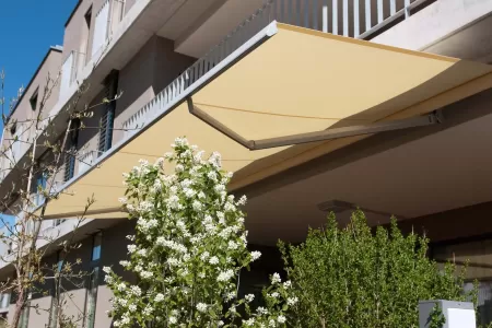 O toldo com braço articulado e acabamento caixa (box) é uma solução sofisticada e funcional para proteção solar em áreas externas. Seu sistema retrátil permite abrir e recolher o toldo com facilidade, enquanto o box protege o tecido e os mecanismos quando fechado, aumentando a durabilidade. Ideal para varandas, terraços e fachadas comerciais, oferece sombra sem necessidade de suportes frontais, preservando a estética do ambiente. Disponível em acionamento manual ou motorizado, combina design moderno, resistência e praticidade para qualquer espaço.