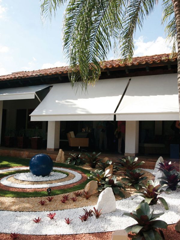O toldo com braços pivotantes é uma solução versátil para proteção solar em janelas, varandas e fachadas. Seu sistema de braços móveis permite a inclinação do toldo em diferentes ângulos, proporcionando controle eficiente da luminosidade e ventilação. Além de reduzir o calor interno, ele agrega sofisticação ao ambiente, mantendo a estética da fachada. Com estrutura resistente e opção de acionamento manual ou motorizado, o toldo com braços pivotantes é ideal para quem busca funcionalidade, conforto e um design elegante.