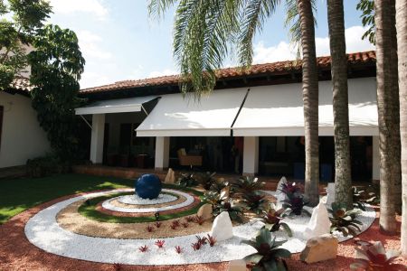 O toldo com braços pivotantes é uma solução versátil para proteção solar em janelas, varandas e fachadas. Seu sistema de braços móveis permite a inclinação do toldo em diferentes ângulos, proporcionando controle eficiente da luminosidade e ventilação. Além de reduzir o calor interno, ele agrega sofisticação ao ambiente, mantendo a estética da fachada. Com estrutura resistente e opção de acionamento manual ou motorizado, o toldo com braços pivotantes é ideal para quem busca funcionalidade, conforto e um design elegante.